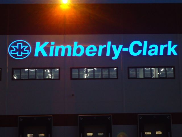 Kimberly - Clark вывеска со светодиодными буквами.