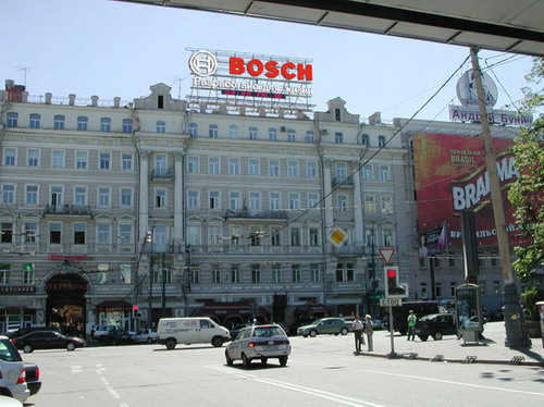 Крышная реклама на здании с объемными буквами BOSCH. Проект крышной установки.